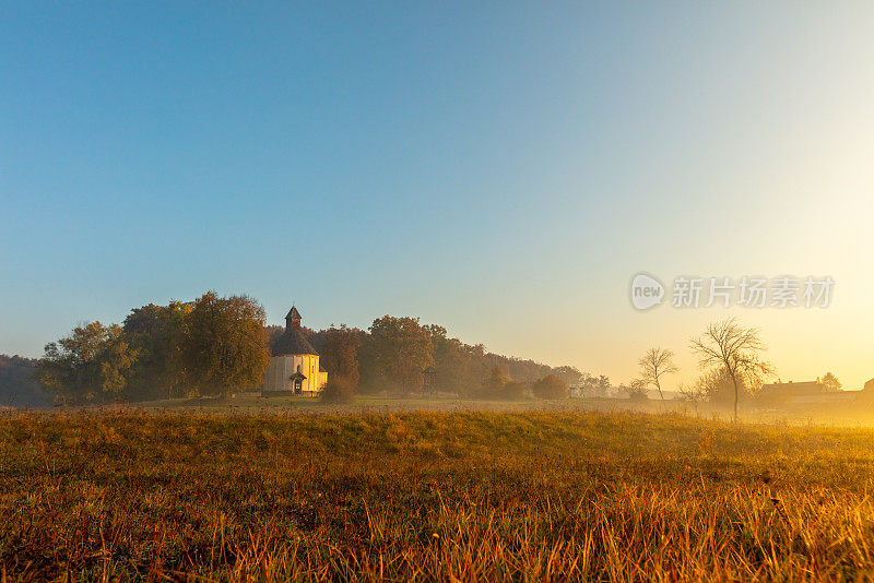 在多雾的天气里，在晴朗的天空下，在草地上的教堂。Selo,圆形大厅。Prekmurje Goricko。